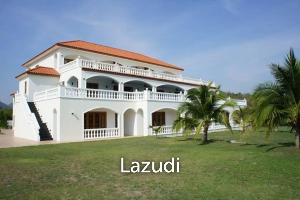 Large 10 Suite Property on a Golf Course ideal for use as a Resort.