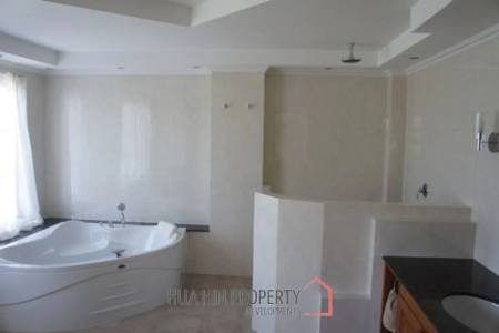 Large 10 Suite Property on a Golf Course ideal for use as a Resort.