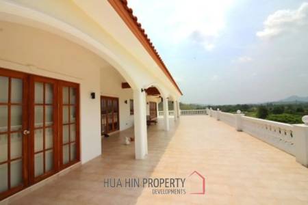 Large 10 Suite Property on a Golf Course ideal for use as a Resort.