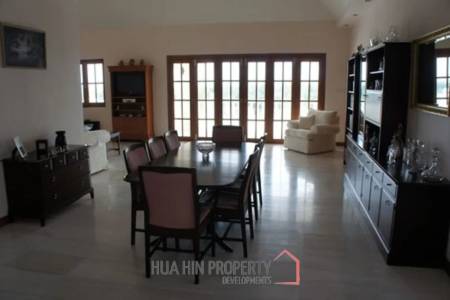 Large 10 Suite Property on a Golf Course ideal for use as a Resort.