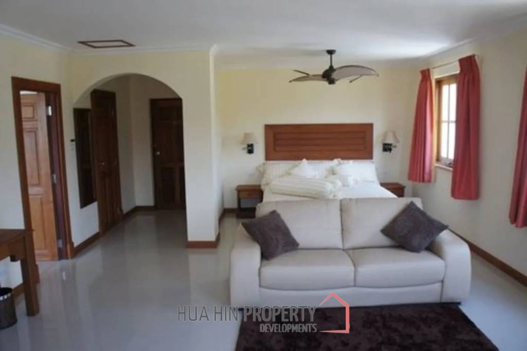 Large 10 Suite Property on a Golf Course ideal for use as a Resort.
