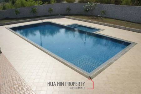 Large 10 Suite Property on a Golf Course ideal for use as a Resort.