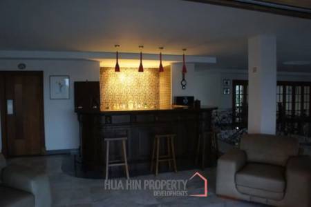 Large 10 Suite Property on a Golf Course ideal for use as a Resort.