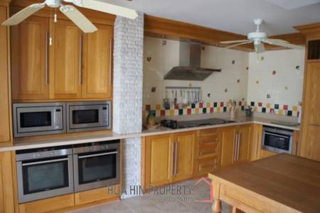 Large 10 Suite Property on a Golf Course ideal for use as a Resort.