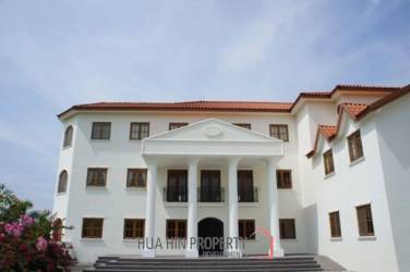 Large 10 Suite Property on a Golf Course ideal for use as a Resort.