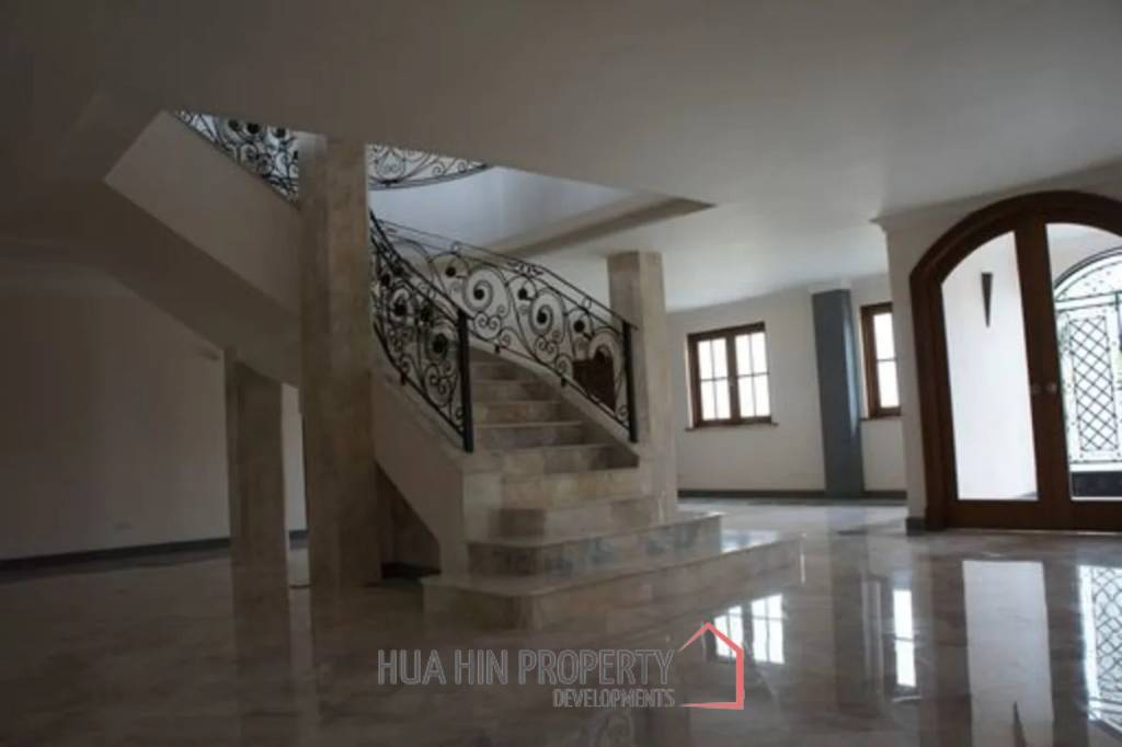 Large 10 Suite Property on a Golf Course ideal for use as a Resort.