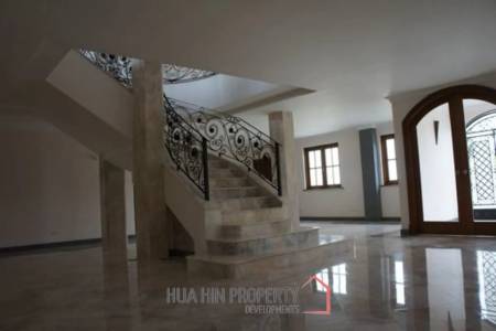 Large 10 Suite Property on a Golf Course ideal for use as a Resort.