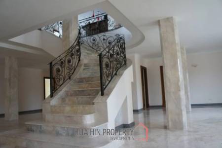 Large 10 Suite Property on a Golf Course ideal for use as a Resort.