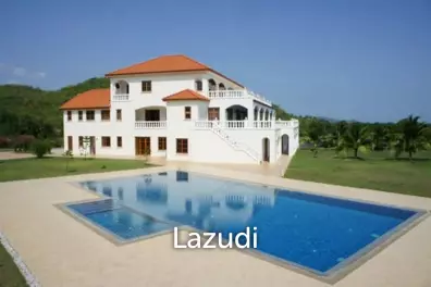 Large 10 Suite Property on a Golf Course ideal for use as a Resort.