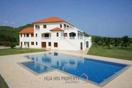 Large 10 Suite Property on a Golf Course ideal for use as a Resort.