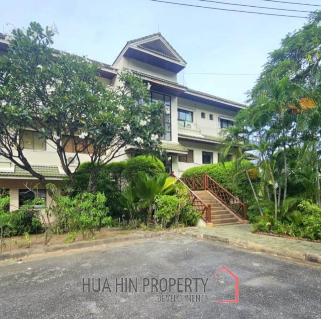 PALM HILL CONDO  : 3 bed modernized condo
