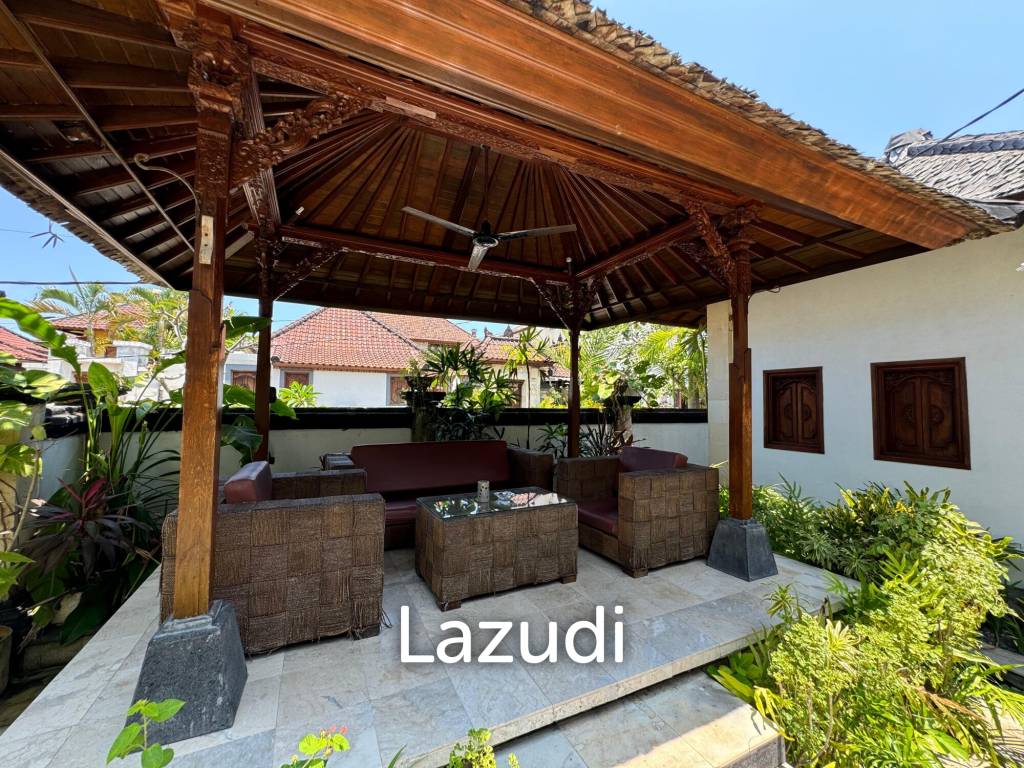 STYLISH RENOVATED VILLA WITH TEAK WOOD ACCENTS IN UNGASAN