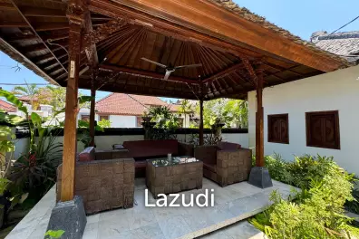 STYLISH RENOVATED VILLA WITH TEAK WOOD ACCENTS IN UNGASAN