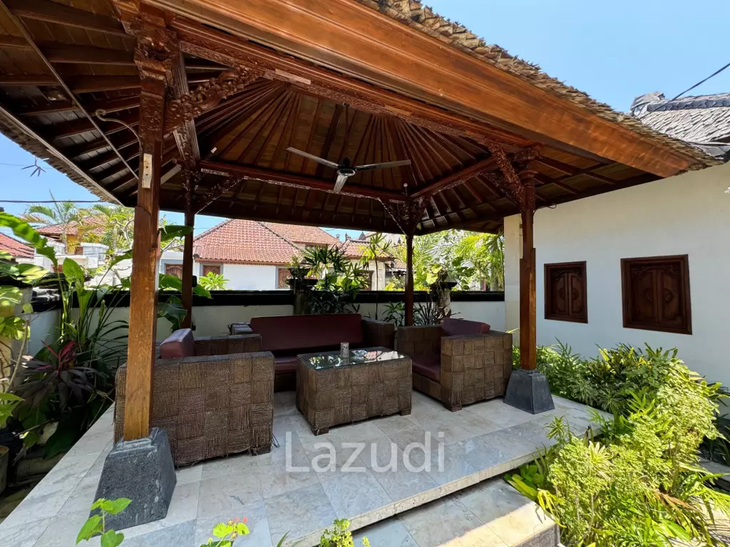 STYLISH RENOVATED VILLA WITH TEAK WOOD ACCENTS IN UNGASAN