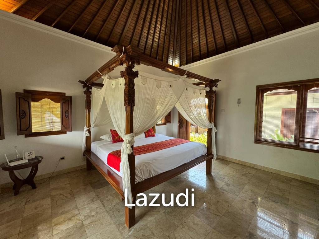 STYLISH RENOVATED VILLA WITH TEAK WOOD ACCENTS IN UNGASAN