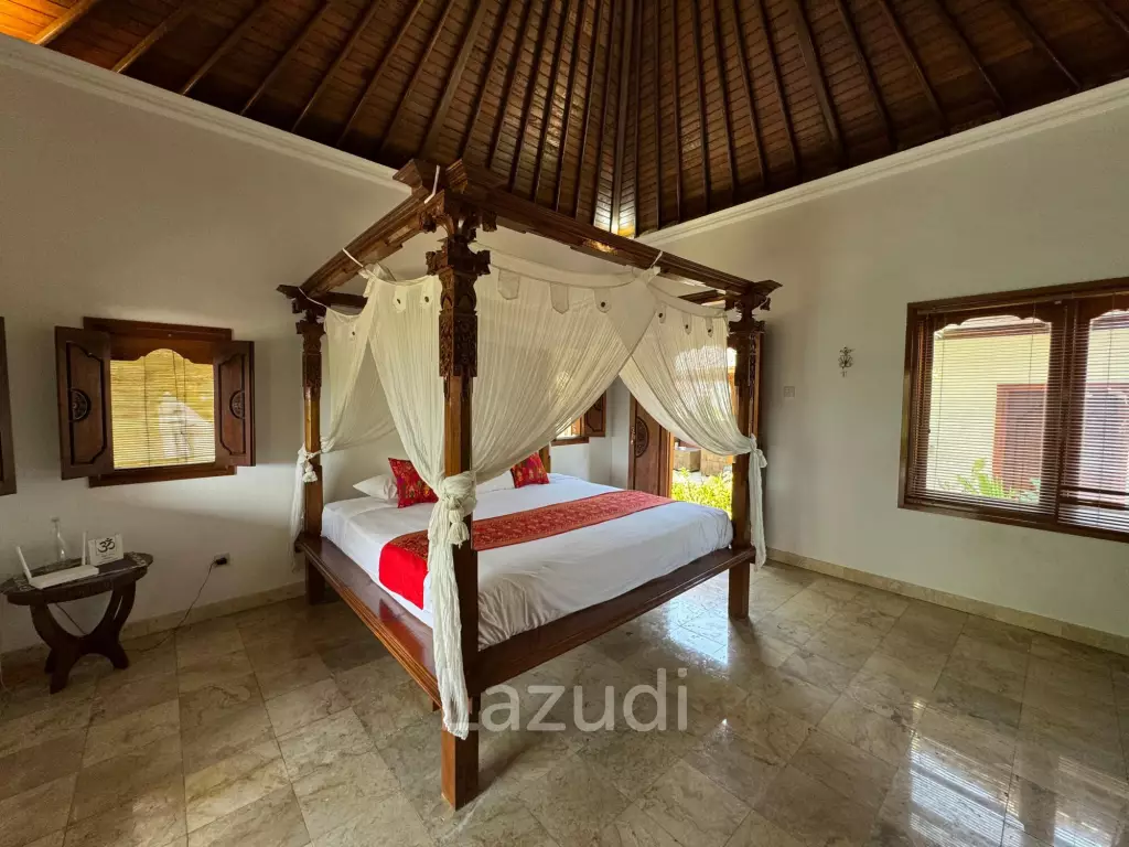 STYLISH RENOVATED VILLA WITH TEAK WOOD ACCENTS IN UNGASAN