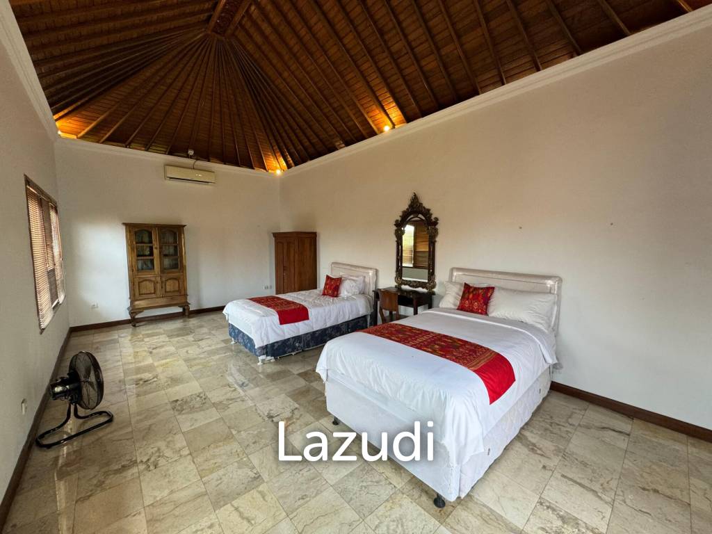 STYLISH RENOVATED VILLA WITH TEAK WOOD ACCENTS IN UNGASAN
