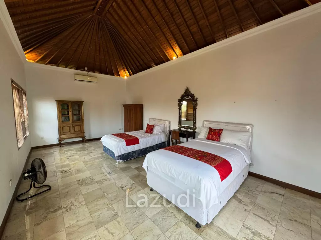 STYLISH RENOVATED VILLA WITH TEAK WOOD ACCENTS IN UNGASAN