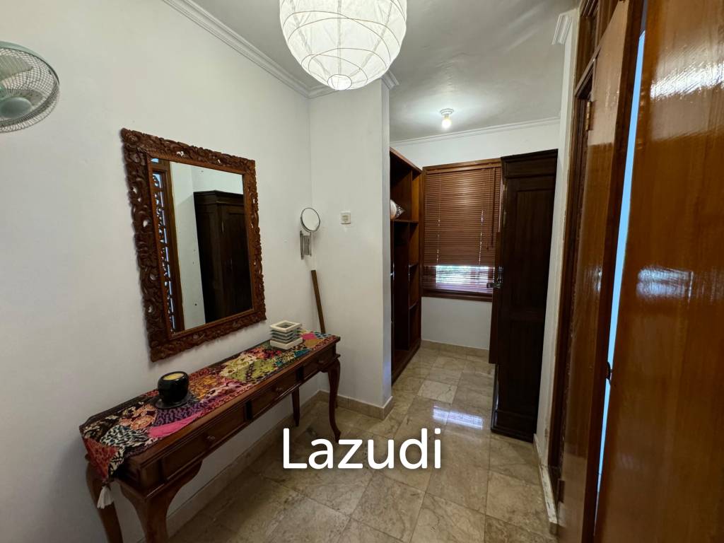 STYLISH RENOVATED VILLA WITH TEAK WOOD ACCENTS IN UNGASAN