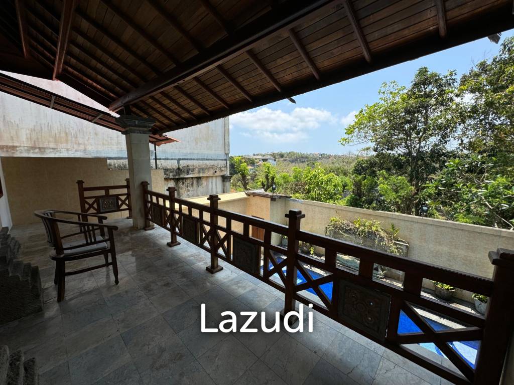 STYLISH RENOVATED VILLA WITH TEAK WOOD ACCENTS IN UNGASAN