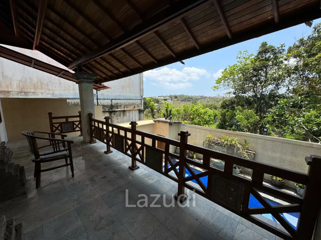STYLISH RENOVATED VILLA WITH TEAK WOOD ACCENTS IN UNGASAN