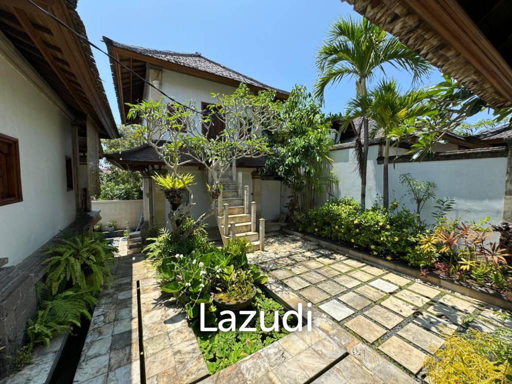 STYLISH RENOVATED VILLA WITH TEAK WOOD ACCENTS IN UNGASAN