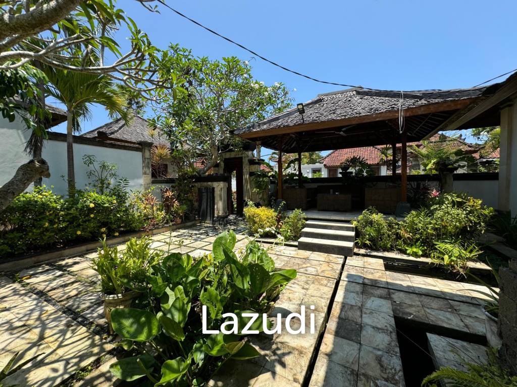 STYLISH RENOVATED VILLA WITH TEAK WOOD ACCENTS IN UNGASAN