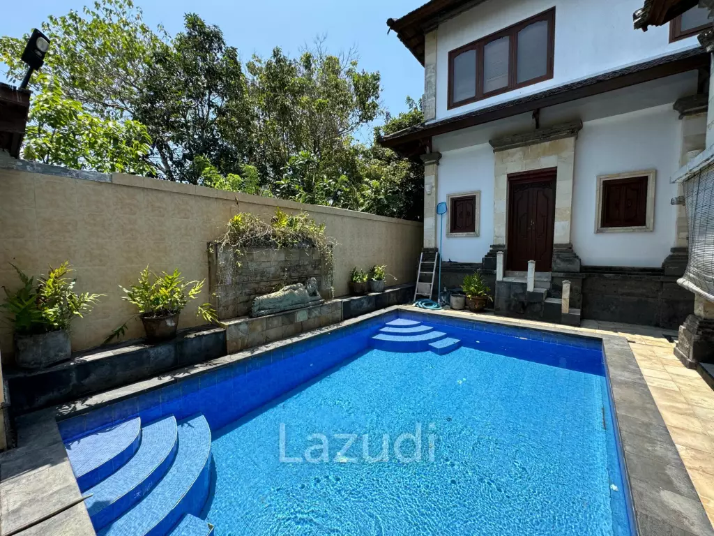STYLISH RENOVATED VILLA WITH TEAK WOOD ACCENTS IN UNGASAN