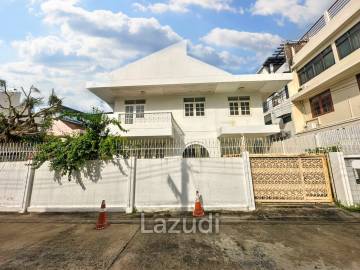 4 bedroom 3 bathroom Vintage House in Sathon for sale