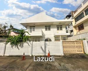 4 bedroom 3 bathroom Vintage House in Sathon for sale