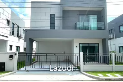 3 Bedrooms 3 Bathrooms 200 SQ.M Centro Bangna
