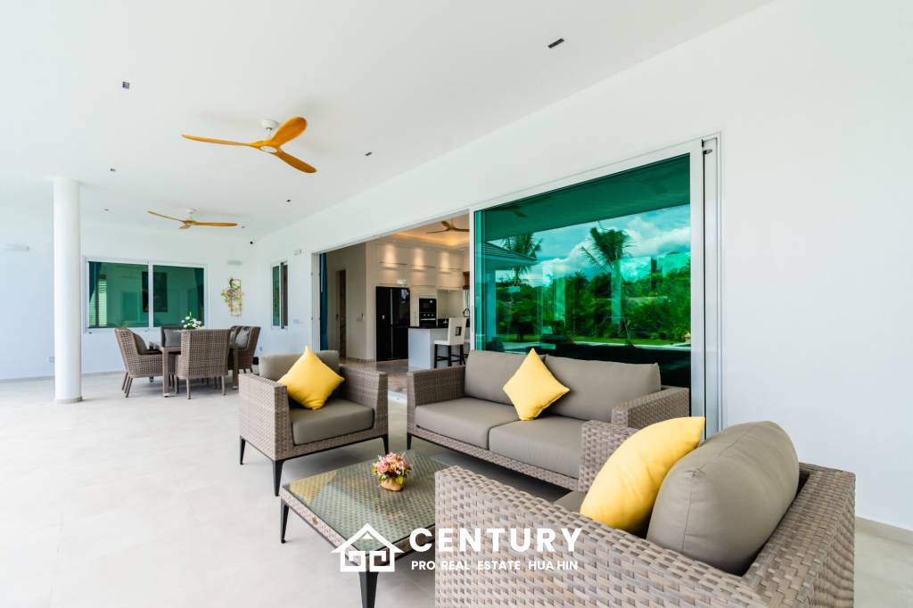 830 ตร.ม 3 เตียง 3 อาบน้ำ วิลล่า For ขาย