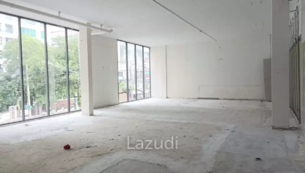 Retail Space Near Petchburi MRT Bangkok