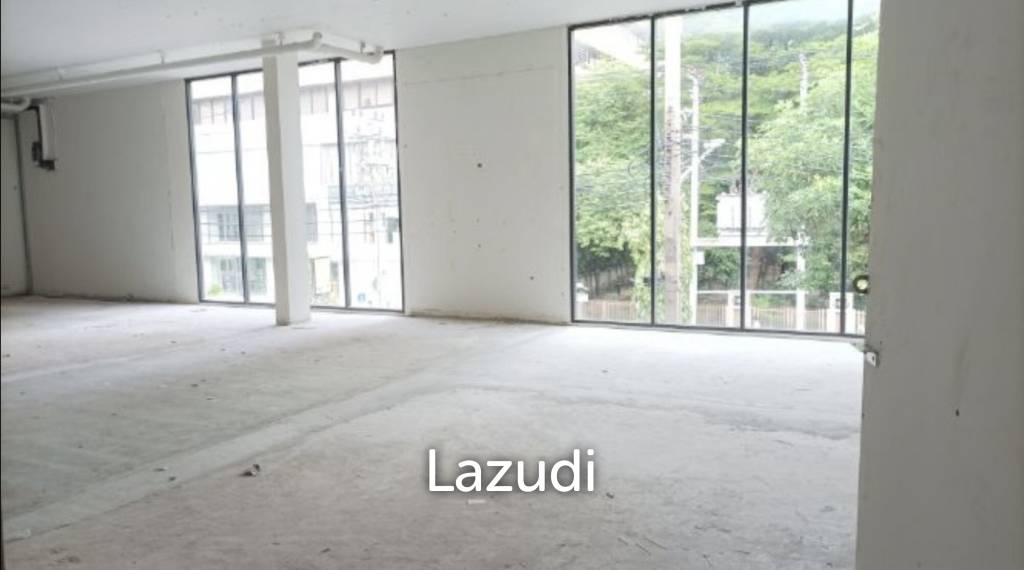 Retail Space Near Petchburi MRT Bangkok