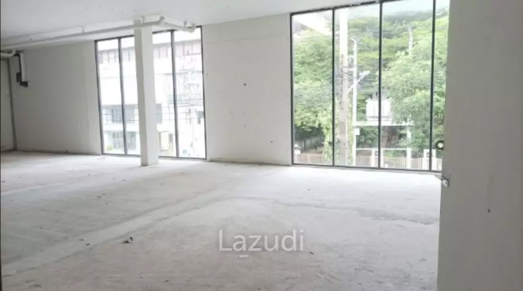Retail Space Near Petchburi MRT Bangkok