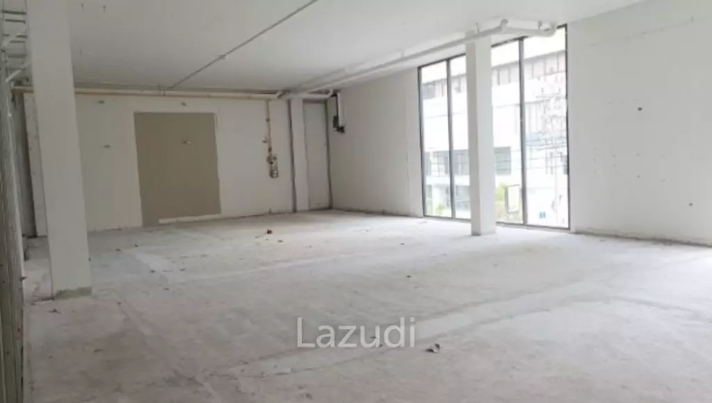 Retail Space Near Petchburi MRT Bangkok