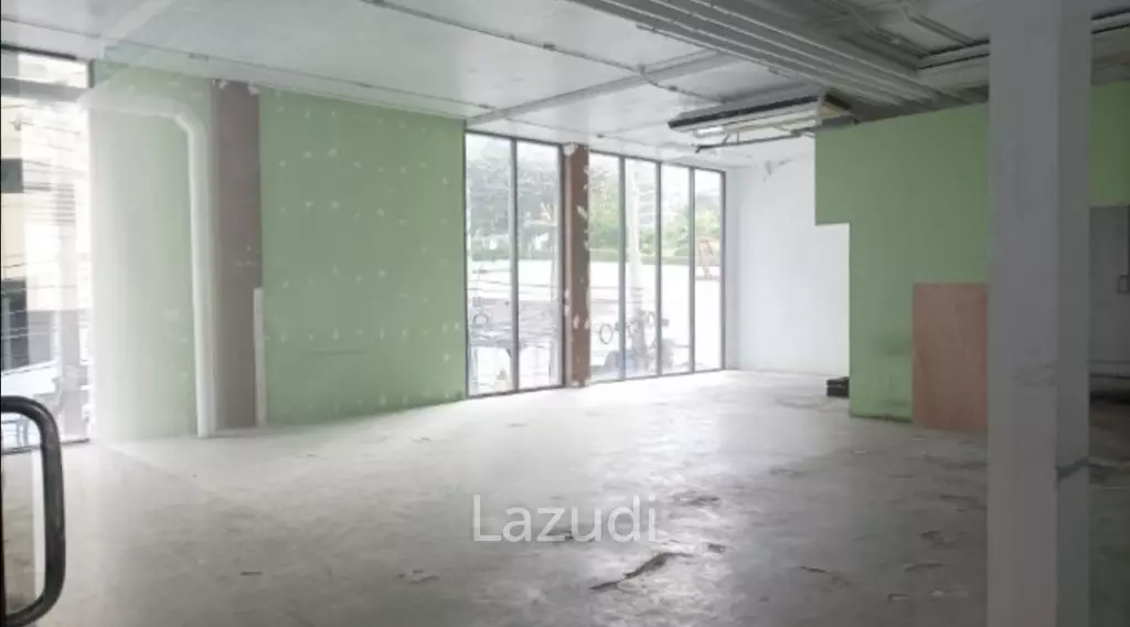 Retail Space near Petchburi MRT Bangkok
