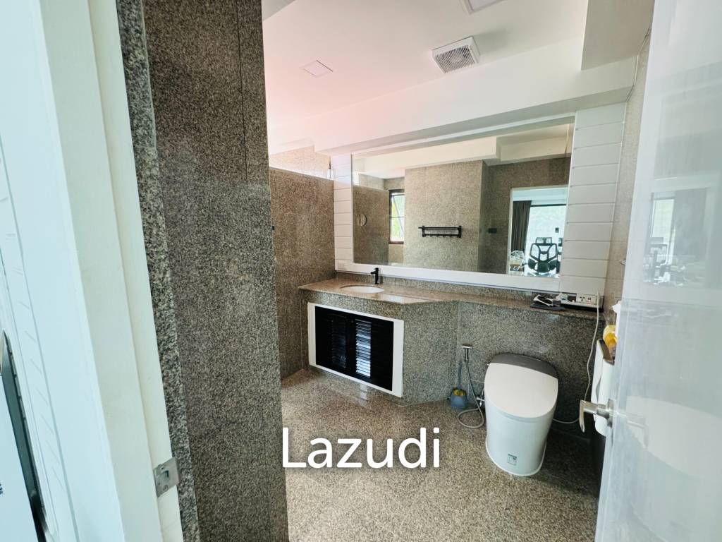 8 Beds 9 Baths 1,000 SQ.M. Pattaya Paradise Village