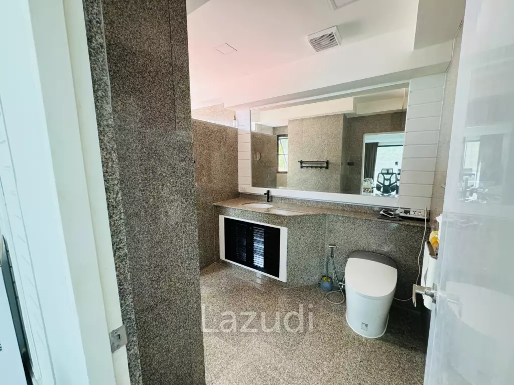 8 Beds 9 Baths 1,000 SQ.M. Pattaya Paradise Village