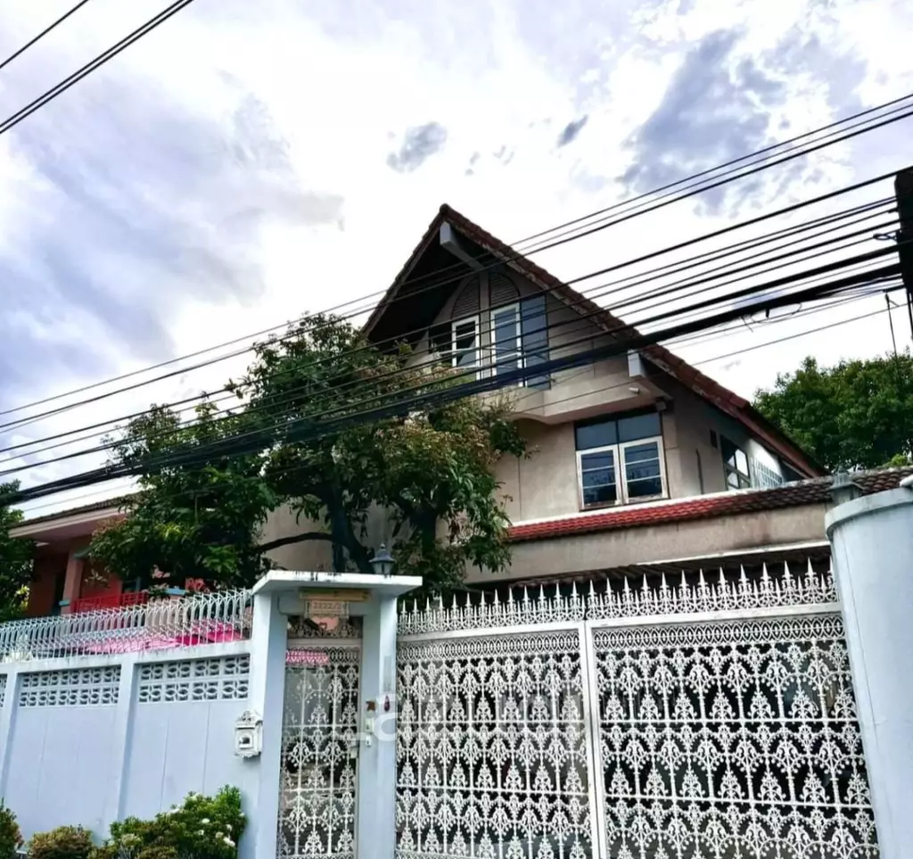 Home Office for Sale in Sathorn-Narathiwas