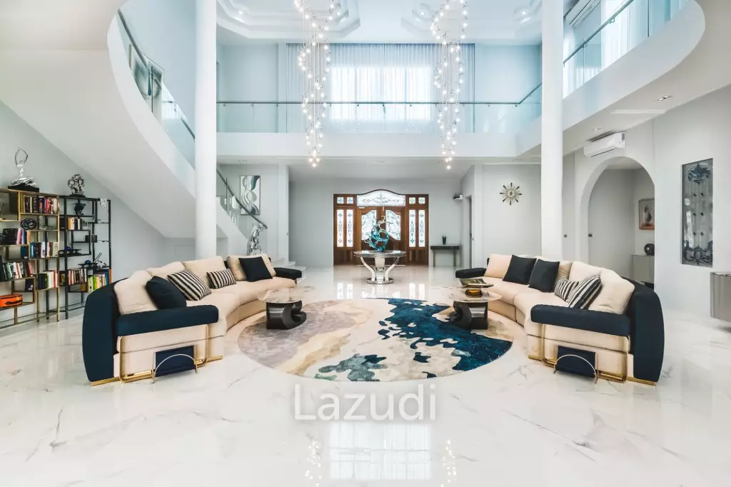 Elegant and modern 7-bedroom villa, just a 5-minute walk from Bangtao Beach