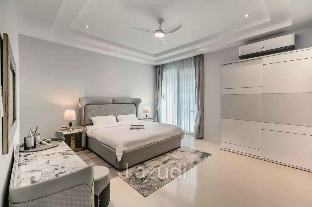 Elegant and modern 7-bedroom villa, just a 5-minute walk from Bangtao Beach