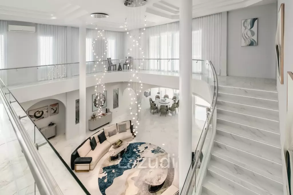 Elegant and modern 7-bedroom villa, just a 5-minute walk from Bangtao Beach