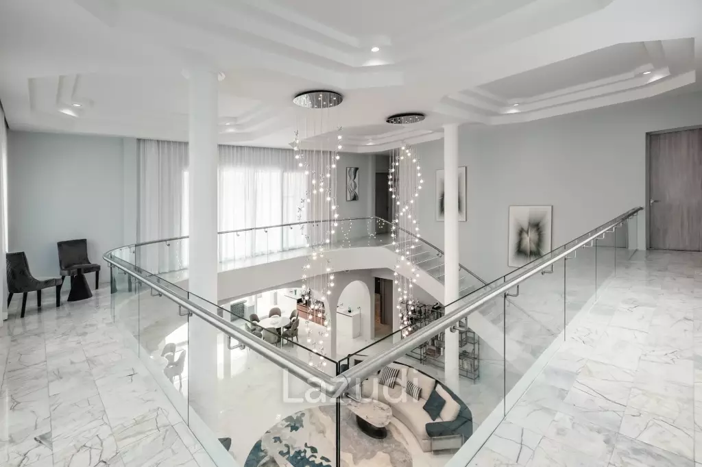 Elegant and modern 7-bedroom villa, just a 5-minute walk from Bangtao Beach