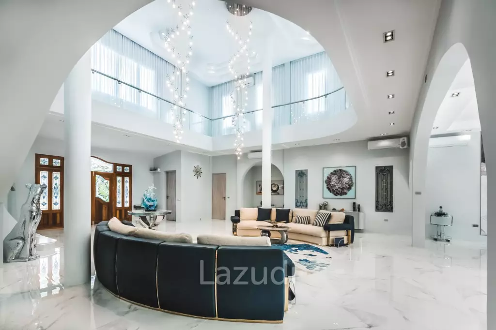 Elegant and modern 7-bedroom villa, just a 5-minute walk from Bangtao Beach