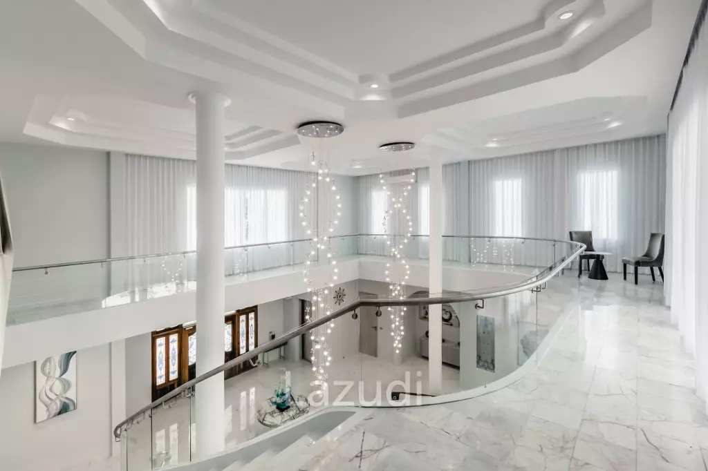 Elegant and modern 7-bedroom villa, just a 5-minute walk from Bangtao Beach