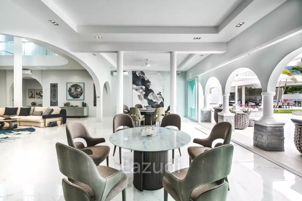Elegant and modern 7-bedroom villa, just a 5-minute walk from Bangtao Beach