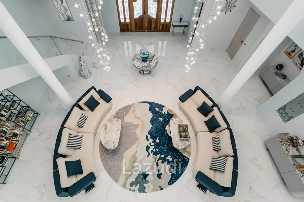 Elegant and modern 7-bedroom villa, just a 5-minute walk from Bangtao Beach