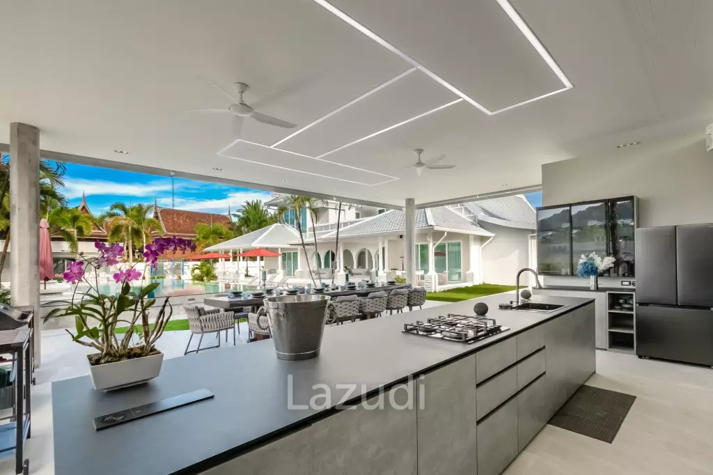 Elegant and modern 7-bedroom villa, just a 5-minute walk from Bangtao Beach