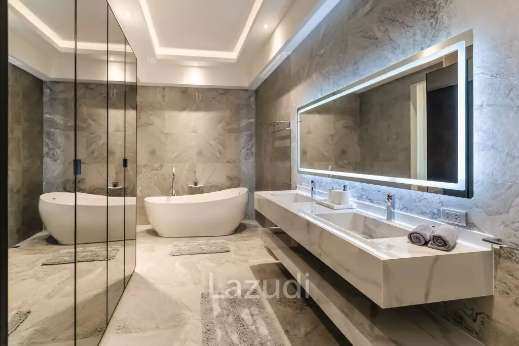 Elegant and modern 7-bedroom villa, just a 5-minute walk from Bangtao Beach